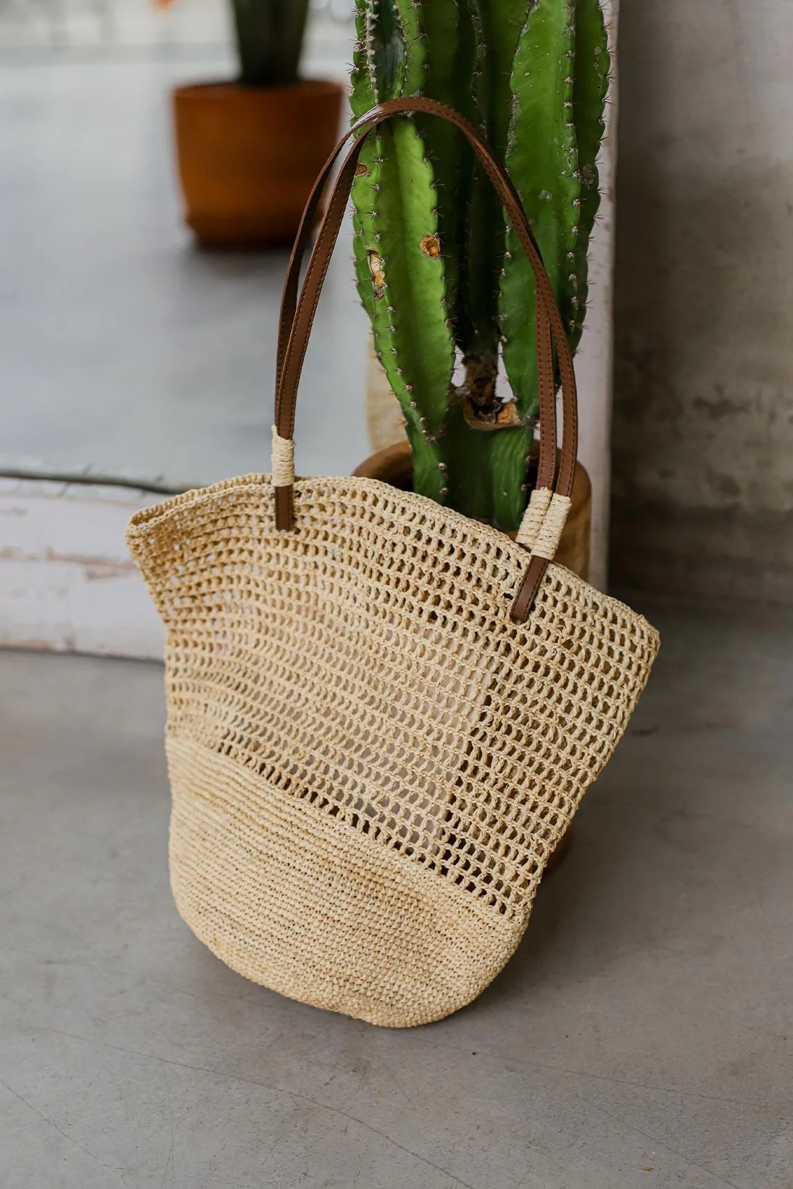 Arvena braided raffia bag - Image 3