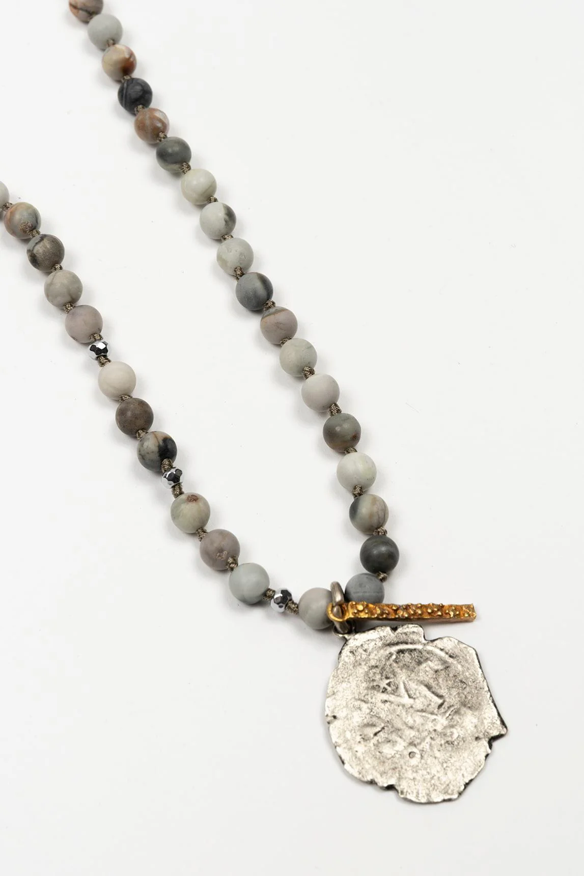Light gray Arvyn necklace - Image 2