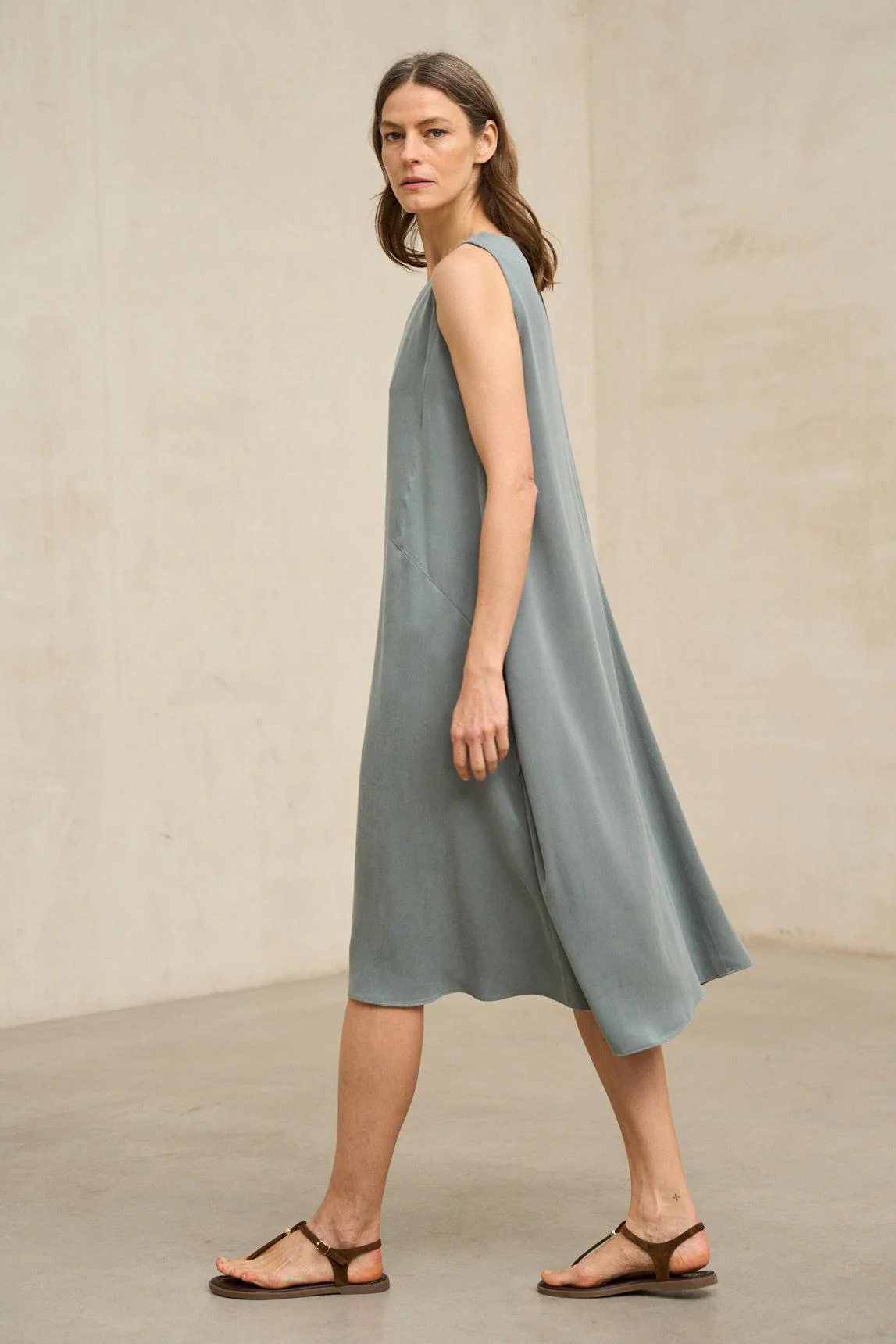 Naïra dress in sage green - Image 2