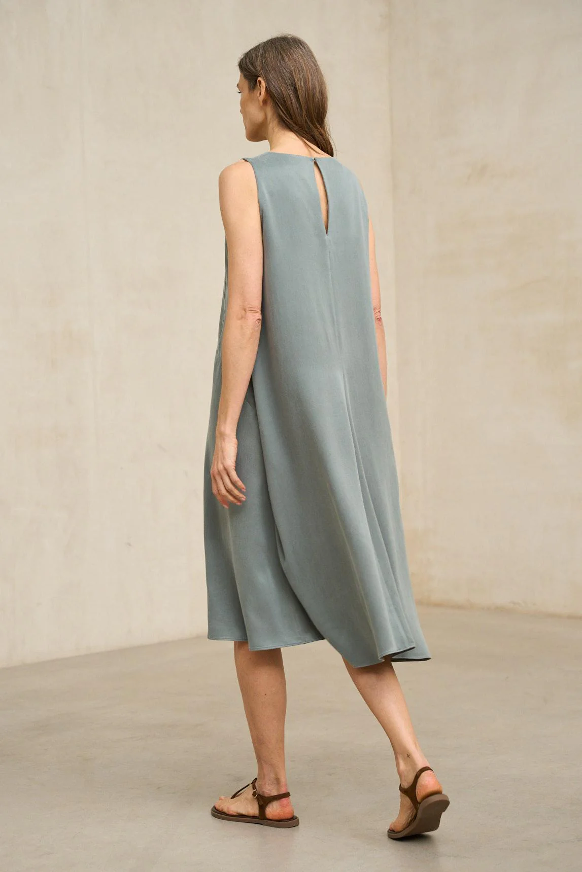 Naïra dress in sage green - Image 3